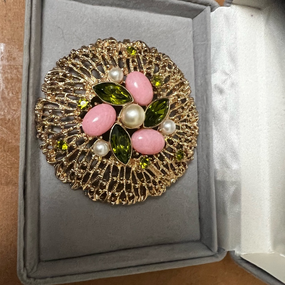 Elegant Gold and Pink Brooch with Green Accents by Sarah Coventry - Picture 4 of 12